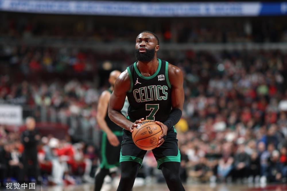 随着国际足 随着国际足